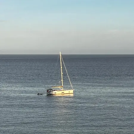 Amazing Beachfront Views - 3 Bedrooms *