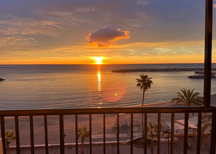 Amazing Beachfront Views - 3 Bedrooms *