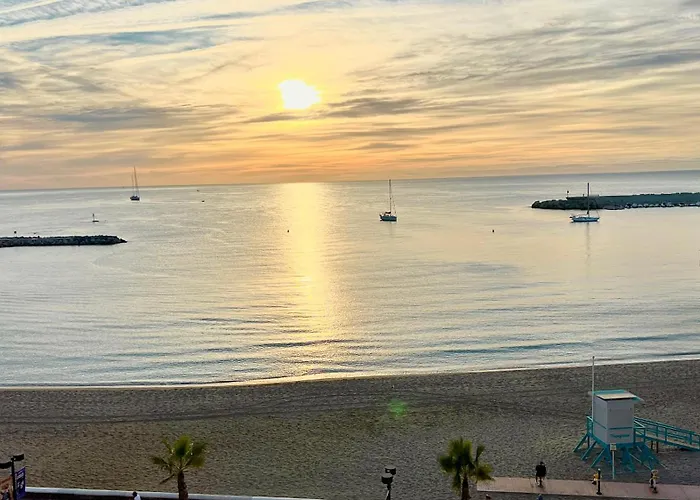 Amazing Beachfront Views - 3 Bedrooms *