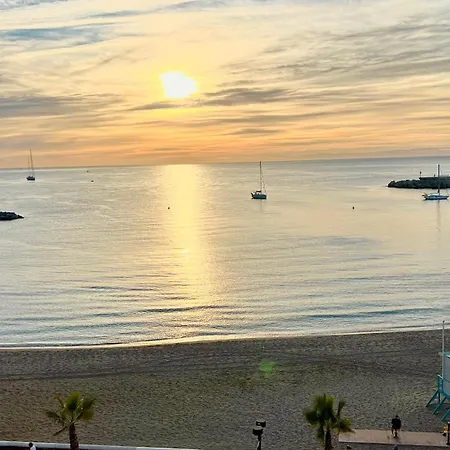 Amazing Beachfront Views - 3 Bedrooms *