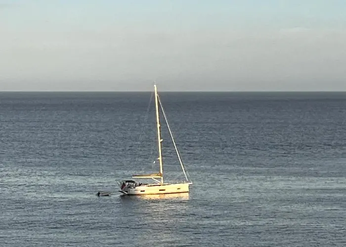 Amazing Beachfront Views - 3 Bedrooms *