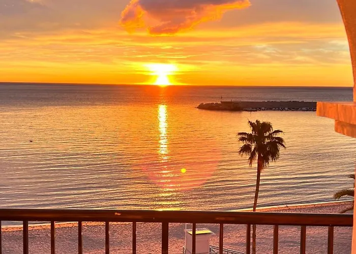 Amazing Beachfront Views - 3 Bedrooms דירה *